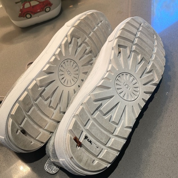 UGG Aries Sneaker size 8.5 Silver Gray Laces - Picture 6 of 7